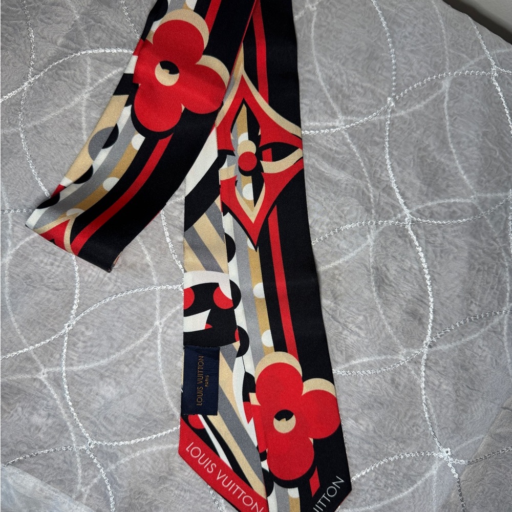 Louis Vuitton Multicolor Silk Bandeau . - Picture 2 of 6